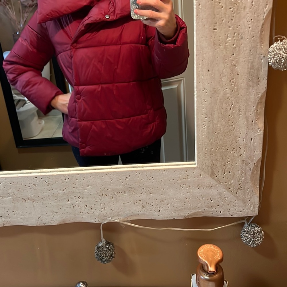 Brick red Banana Republic puffer jacket with high collar! Warm light weight